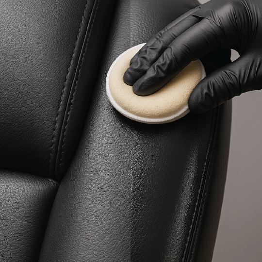 EMULCREMA Crema de silicón para protección, mantenimiento y reparación de superficies de maderas y cueros.