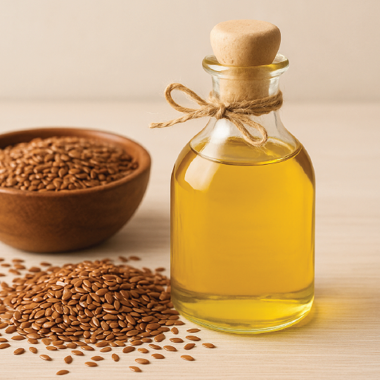 Aceite Mineral USP es un producto altamente refinado, incoloro e inodoro, con gran pureza y estabilidad. Se utiliza en farmacéutica (ungüentos, laxantes, vacunas), cosmética (cremas, lociones, cuidado capilar), industria alimentaria (recubrimientos, panadería, lubricación de maquinaria) y veterinaria. Aporta lubricidad, seguridad e inocuidad, siendo un insumo versátil y confiable.